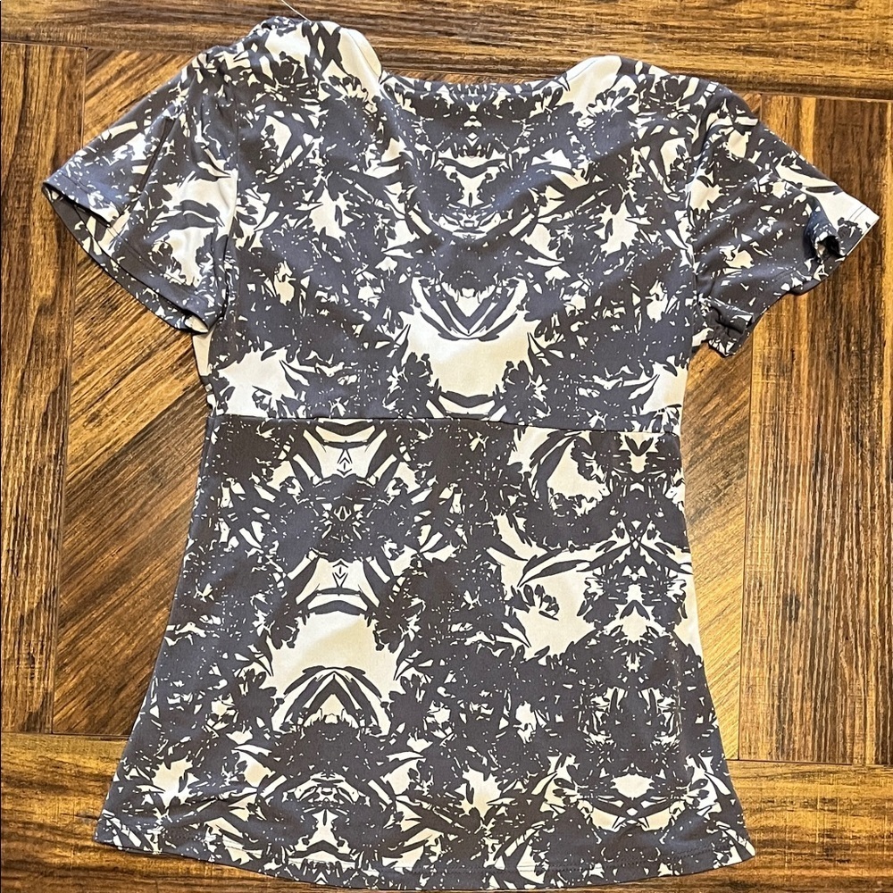 Daisy Fuentes Elegant Gray and Cream Patterned Blouse - Picture 3 of 3